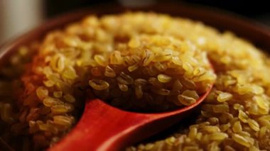 Bulgur hazırlıklarını aile ve arkadaşlarla yemek yerken sıcacık bir mutfak ortamında keşfedin.