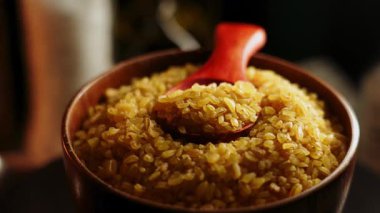 Basit bir mutfak düzeninde bulgur pişirme sürecini araştırın.