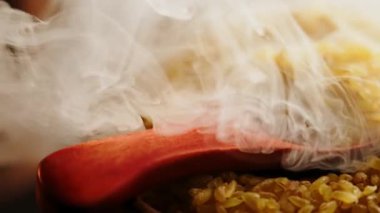 Mutfak ortamında ahşap çatal bıçaklarla sağlıklı bir yemek için bulgur hazırlıyorum.