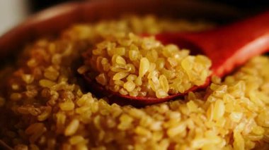 Mutfakta hazırlanmış bulgur taneleri.