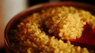 Yeni başlayanlar için bu basit adım adım rehberinde bulgur 'u hazırlamayı öğren