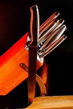 Ahşap yüzeyde paslanmaz çelik bıçaklarla donuk ışık ayarı.