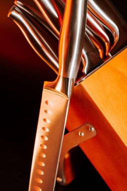 Keskin bıçak, içinde birkaç bıçak bulunan tahta bıçak bloğunun yanında.