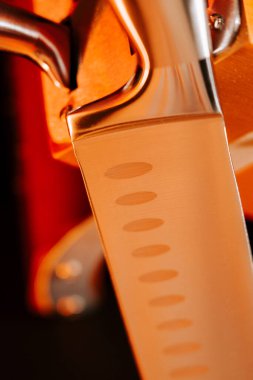 Mutfak ortamında kesme tahtasındaki mutfak bıçağının yakın çekim görüntüsü.