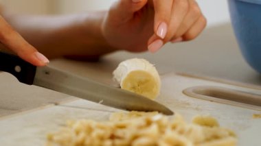 Muz dilimlerini mutfak ortamında yemek tarifi için hazırlıyorum.