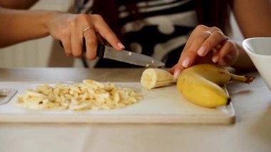 Mutfakta elleri titremeyen bir yemek tarifi için muz hazırlamak.