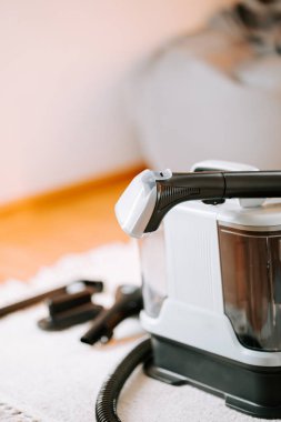 Evde daha iyi performans elde etmek için toz ve kiri suyla temizliyorum.