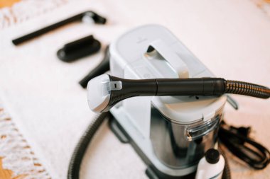 Temizlik görevleri sırasında daha iyi performans için elektrik süpürgesi parçaları temizleniyor