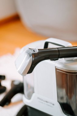 Evde daha iyi temizlik performansı için elektrikli süpürge parçaları yıkıyorum.