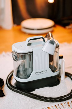 Elektrikli süpürge yıkama ve temizlik için gündüz vakti bir evde hazırlanıyor.