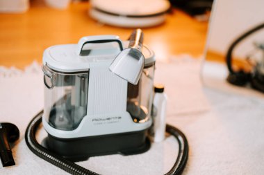 Gün içinde evde daha iyi performans için elektrikli süpürge temizleme