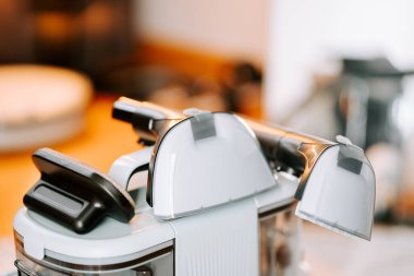 Daha iyi bakım için ev mutfağında elektrik süpürgesi temizlemek.