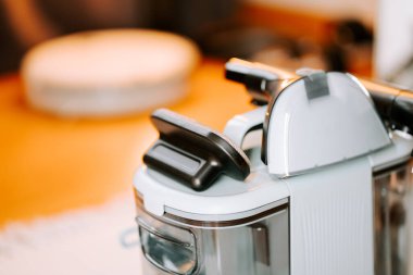 Düzenli bakım ve bakım için bir evde elektrik süpürgesi temizleme işlemi