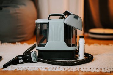 Cihazlar ve ürünlerle birlikte bir ev ortamında elektrikli süpürge temizleme