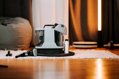 Elektrikli süpürge gün boyunca bir odada yıkanır.