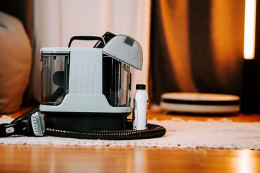 Ev ortamında temizlik ve bakım için elektrik süpürgesi yıkamak