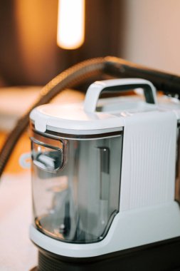 Ev ortamında daha iyi performans ve hijyen için elektrik süpürgesi temizlemek