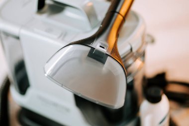 Etkili bakım ve uzun süreli performans için elektrik süpürgesi temizleniyor