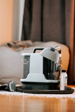 Elektrikli süpürge gündüz vakti oturma odasında temizleniyor. Ev ortamında.