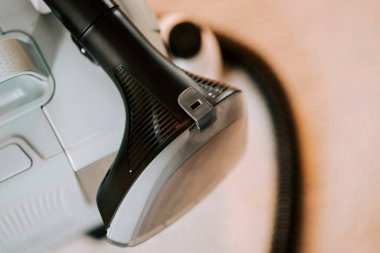 Standart ev temizliği görevlerinde performansını sürdürmek için bir elektrik süpürgesini temizlemek