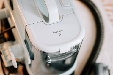 Evde temizlik yaparken mutfakta elektrikli süpürge yıkamak.