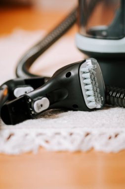 Ev işi yaparken ahşap bir masanın üzerindeki süpürge parçalarını temizlemek.