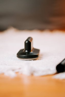 Daha iyi temizlik için beyaz bir bez üzerinde fırçayla elektrikli süpürge eklentisi