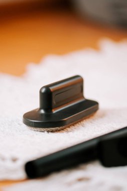 Bir atölyede beyaz bir bez üzerinde elektrikli süpürge temizleme aracı