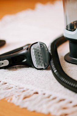 Evde daha iyi performans ve bakım için elektrik süpürgesi temizliyorum.