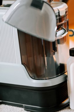 Ev ortamında elektrik süpürgesini suyla temizlemek