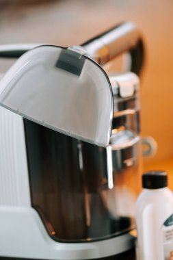 Evde performansını ve verimliliğini artırmak için elektrikli süpürge parçası temizlemek