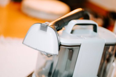 Performansını artırmak ve evde düzgün çalışmasını sağlamak için bir elektrik süpürgesini temizlemek