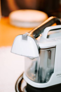 Etkili ev bakımı ve daha iyi performans için elektrik süpürgesi temizliyorum.