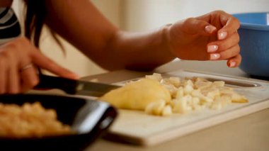 Gün boyunca mutfak ortamında armut dilimlemek.