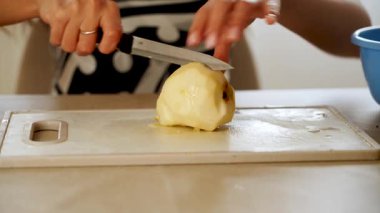 Mutfakta bir armudu kesme tahtasındaki bıçakla dilimlemek.