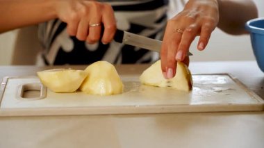 Mutfak ortamında armut nasıl kolayca dilimlenir?