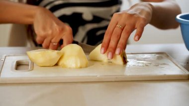 Kesme tahtasındaki bıçakla mutfakta armut nasıl kolayca dilimlenir?