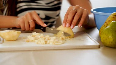 Evde armut dilimlemek aperatifler ve tatlılar için basit ve kolay bir yoldur