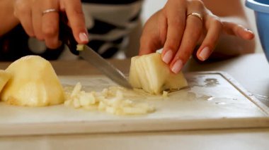 Evdeki basit adımlarla armudu kesme tahtasındaki bıçakla nasıl dilimleyeceksin?