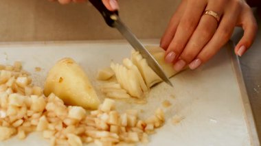 Mutfakta armut dilimlemek. Temiz adımlar ve kolay hareketlerle.