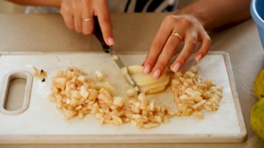 Gün boyunca mutfak ortamında armut dilimlemek.