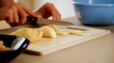 Mutfakta bir armudu bıçakla kolayca dilimlemek ve tahtayı kesmek basit yemeklerden zevk almak.