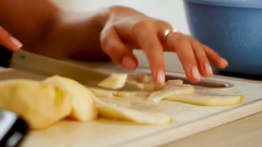 Mutfakta el ve bıçakla armut dilimlemek.