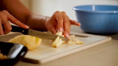 Mutfakta meyve hazırlarken bir armudu parçalara ayırmak.