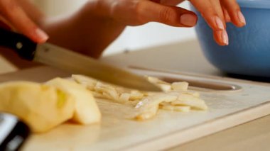 Keskin bir bıçak ve taze meyveyle mutfakta armut dilimlemek.