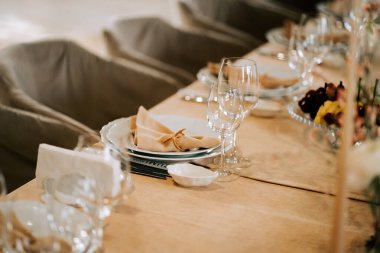 Akşam yemeği için cam eşyalar ve tabaklar hazır olsun.