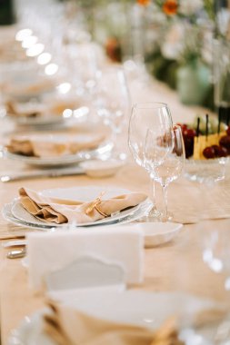 Şenlikli bir yerde yemek ve içeceklerle bir araya gelmek için şık bir masa.