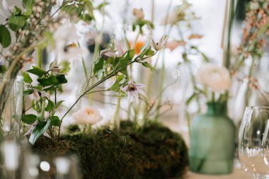 Çiçekler ve yeşillik toplanma sırasında yemek masasında düzenlenir.