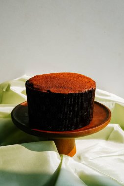 Farklı türde Paskalya pastaları gün ışığında parlak bir ortamda dururlar.