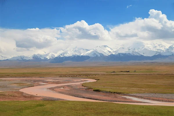 A natureza do Quirguistão. Estrada ao longo das montanhas — Fotografia de Stock